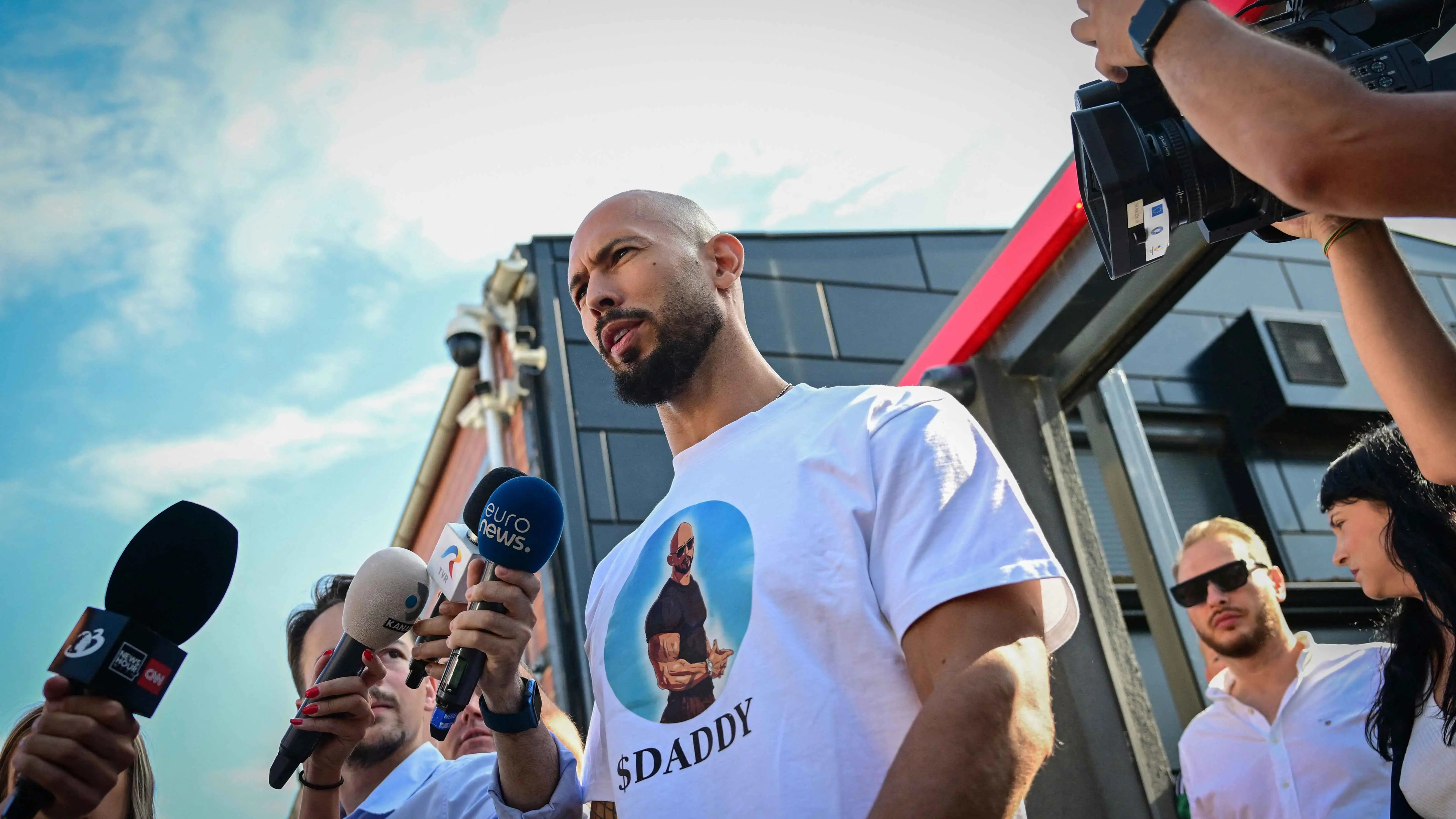 مجددا.. القضاء الروماني يحتجز المؤثر "أندرو تيت"