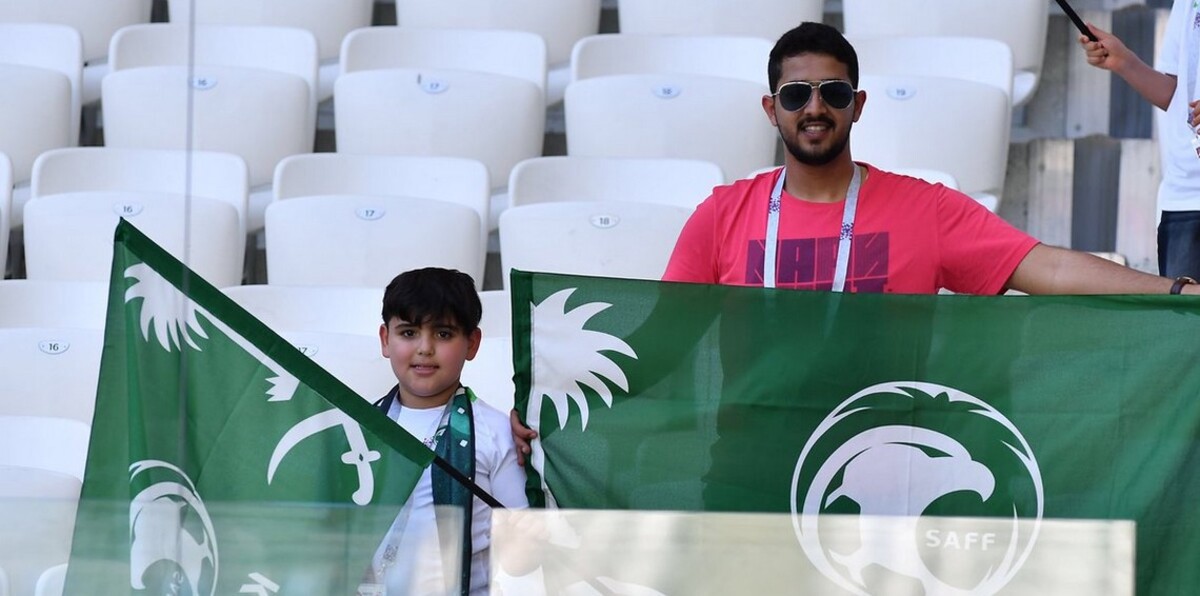 مباراة مصر والسعودية.. مشهد طريف بين جماهير المنتخبين (فيديو)