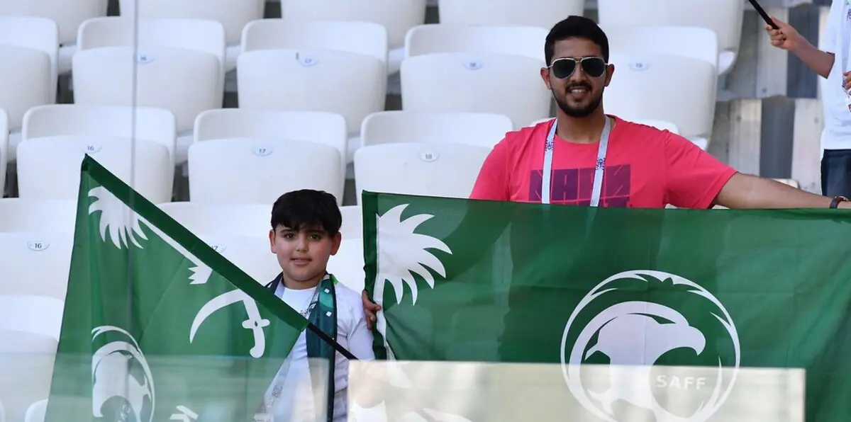 مباراة مصر والسعودية.. مشهد طريف بين جماهير المنتخبين (فيديو)