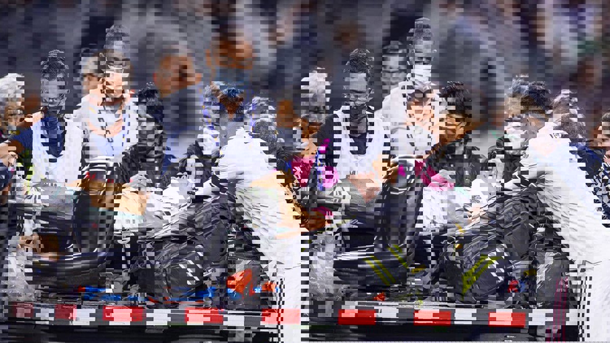 لوزانو نجم المكسيك يتعرض لإصابة قوية ويُنقل للمستشفى في افتتاح بطولة الكأس الذهبية (فيديو)