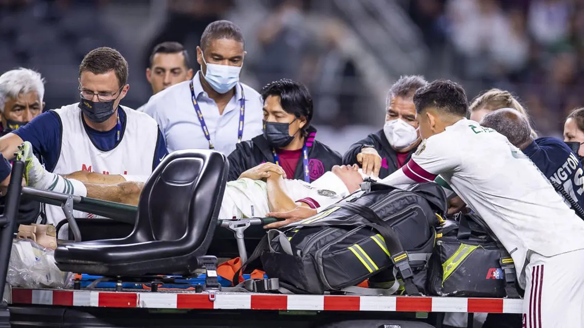 لوزانو نجم المكسيك يتعرض لإصابة قوية ويُنقل للمستشفى في افتتاح بطولة الكأس الذهبية (فيديو)