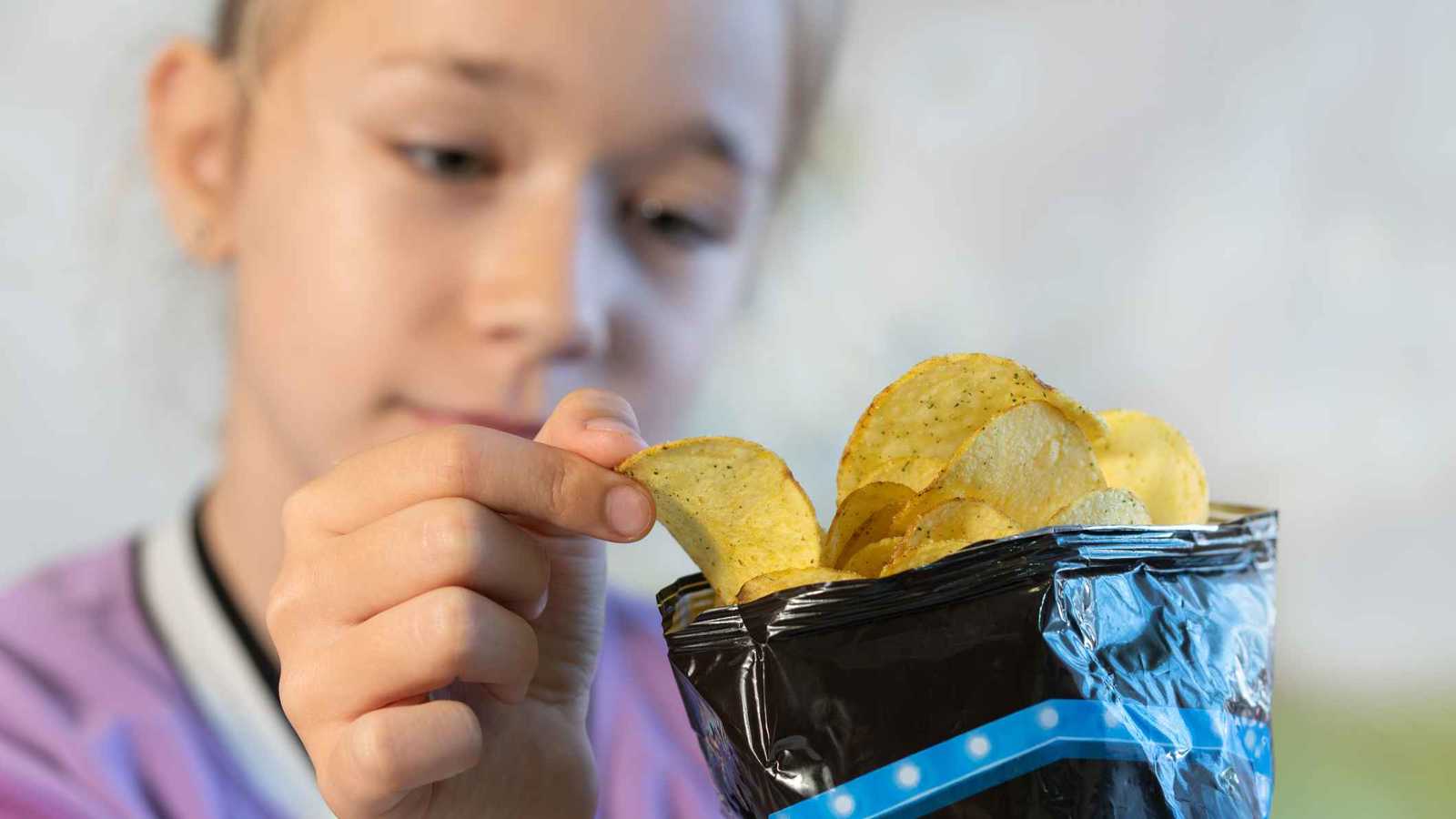 دراسة تكشف تأثير الأطعمة المصنعة على سلامة الأطفال العقلية