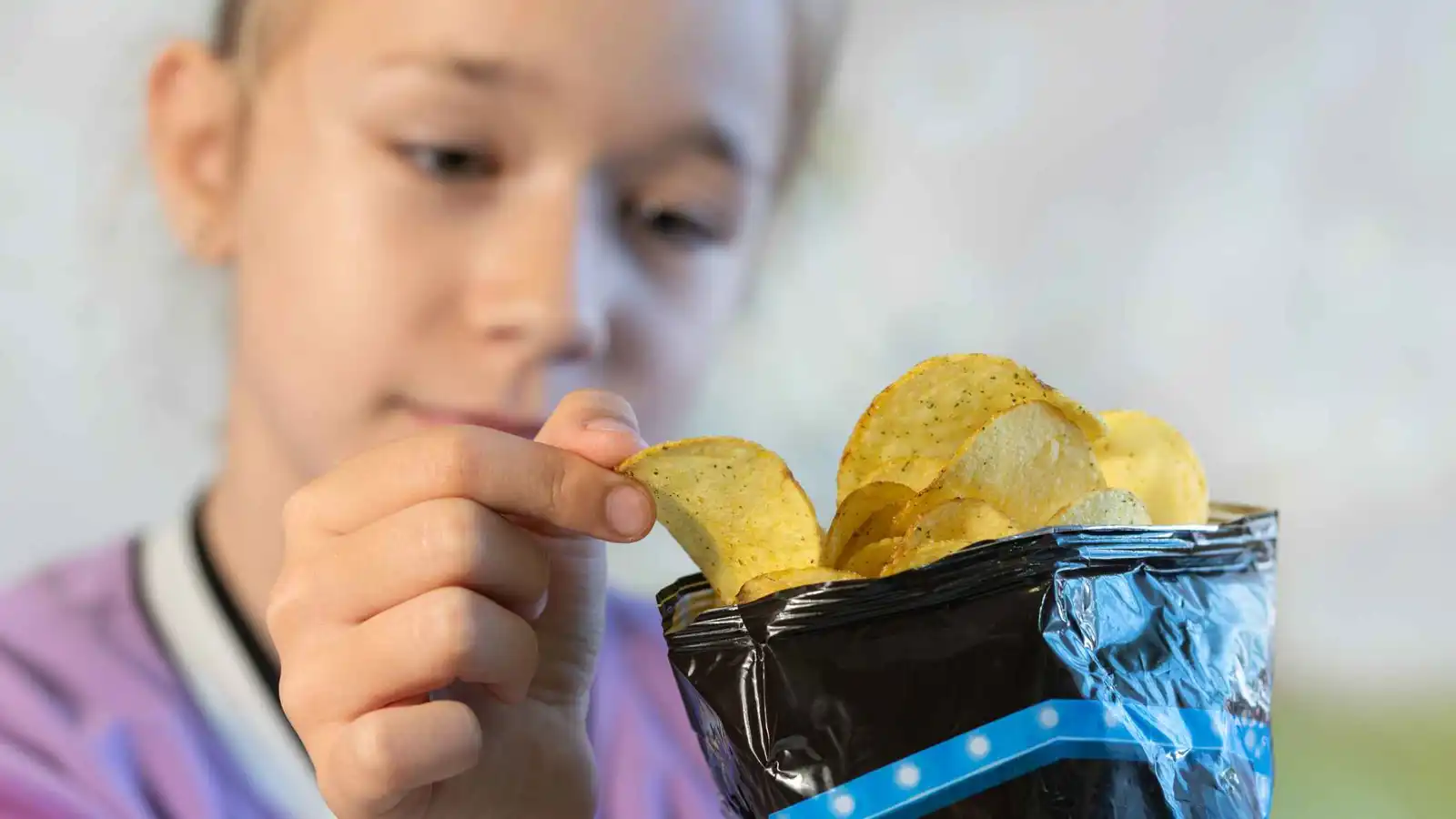 دراسة تكشف تأثير الأطعمة المصنعة على سلامة الأطفال العقلية