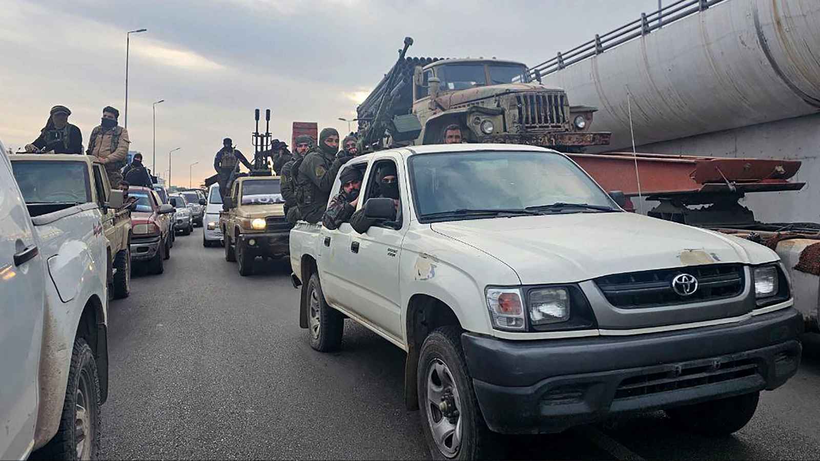 اشتباكات وقصف مدفعي.. ماذا يحدث على الحدود السورية اللبنانية؟