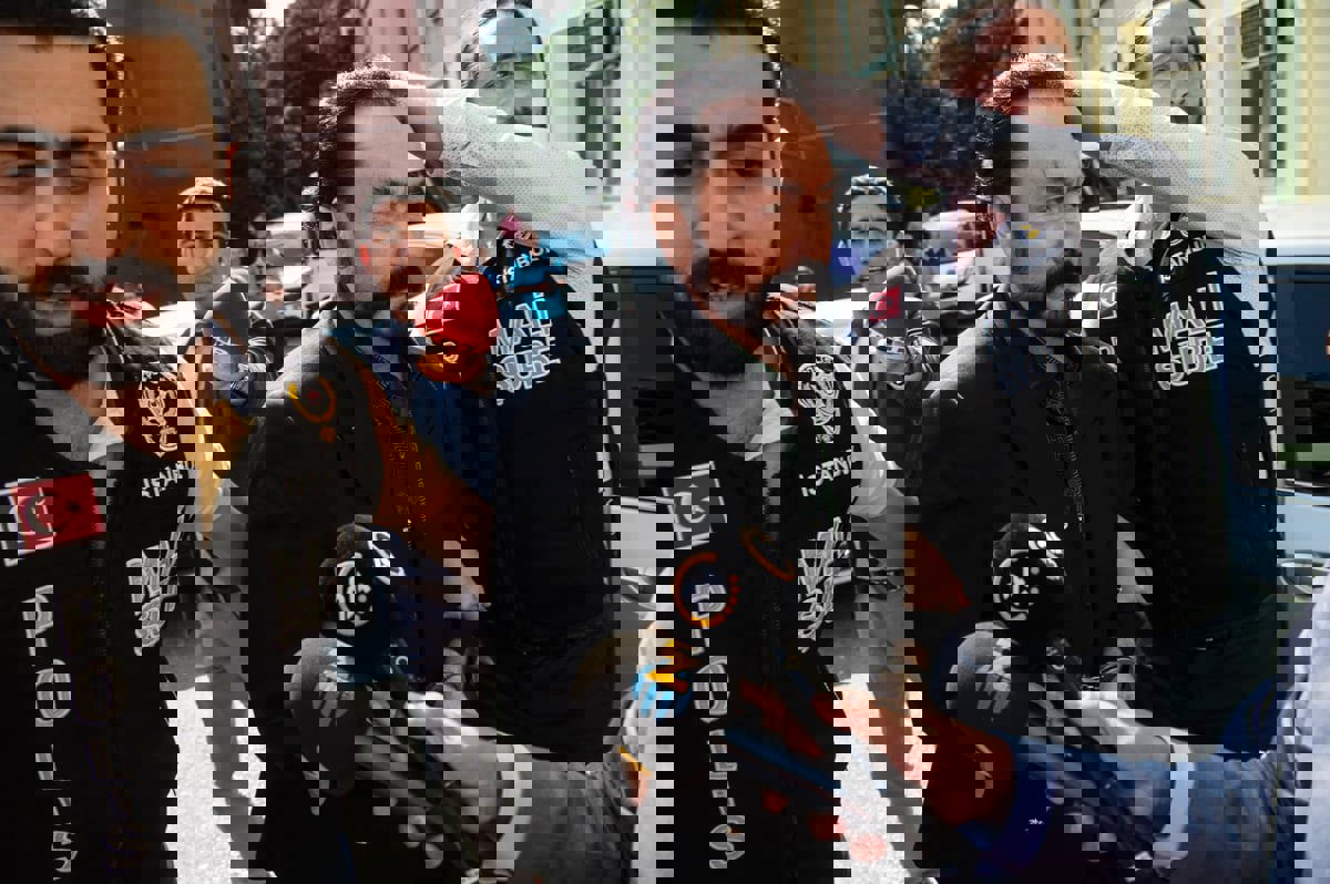 يدعو للإسلام بالخمر والزنا وصديق لأردوغان.. من هو عدنان أوكتار؟