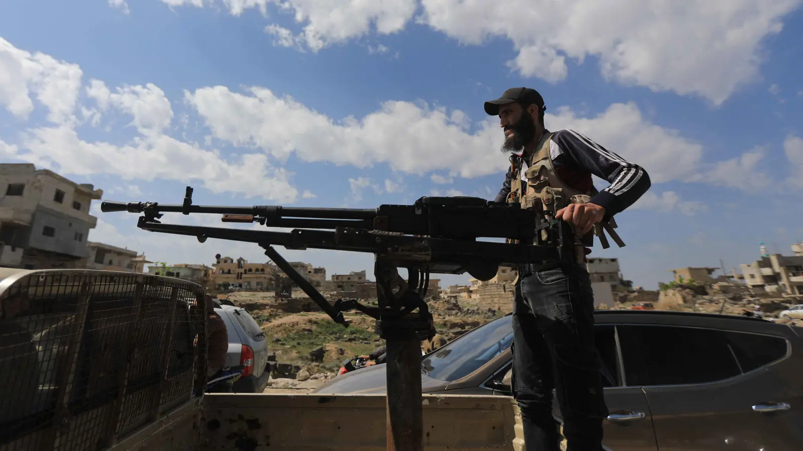 سوريا.. "أمن درعا" يحذر من حمل السلاح في الأماكن العامة و"التباهي به"