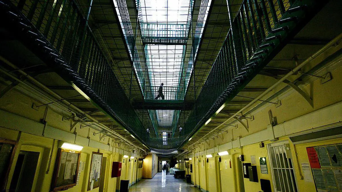 بريطانيا.. السجن لرجل طعن زوجته وعائلتها لمنع فضح سره