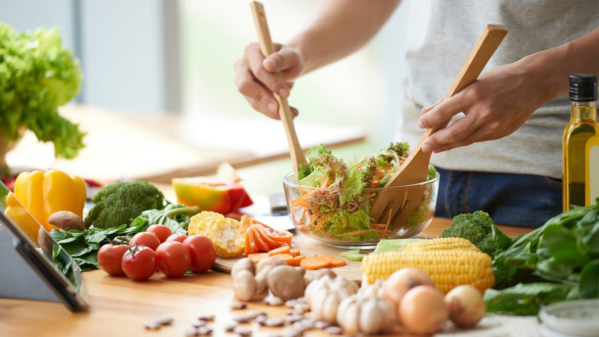 عادات خاطئة بعد الأكل تهدد الجهاز الهضمي والقولون.. تعرف عليها