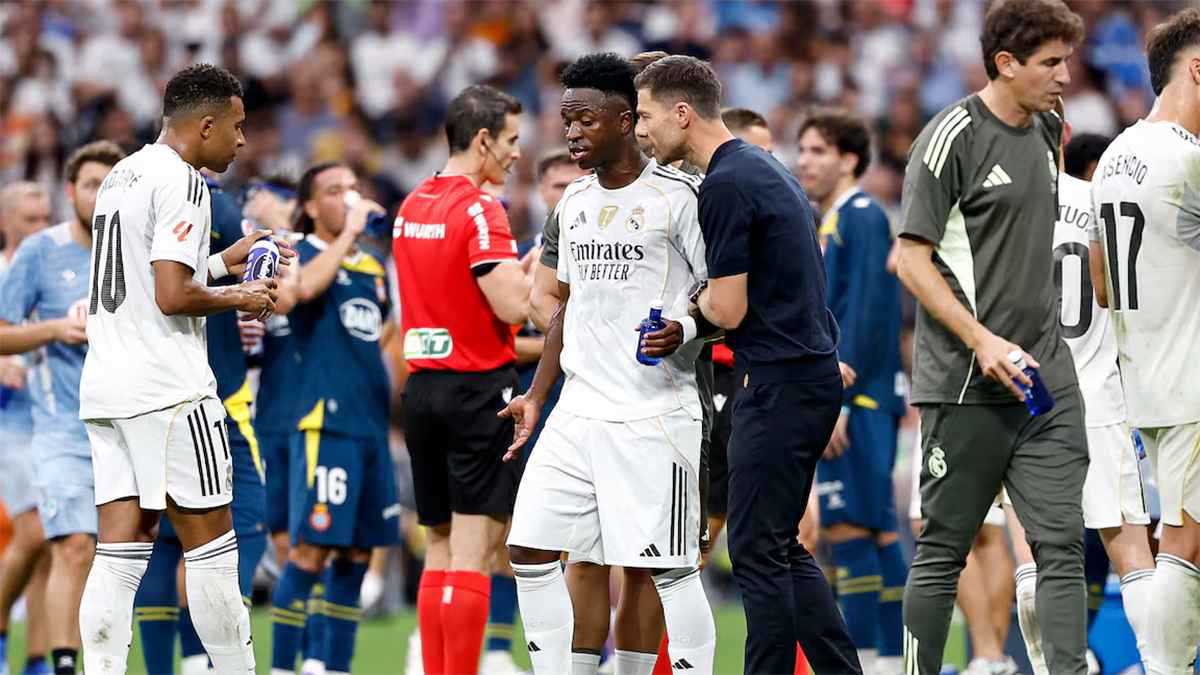 أزعجهم بالفيديوهات.. هل انقلب لاعبو ريال مدريد على تشابي ألونسو؟