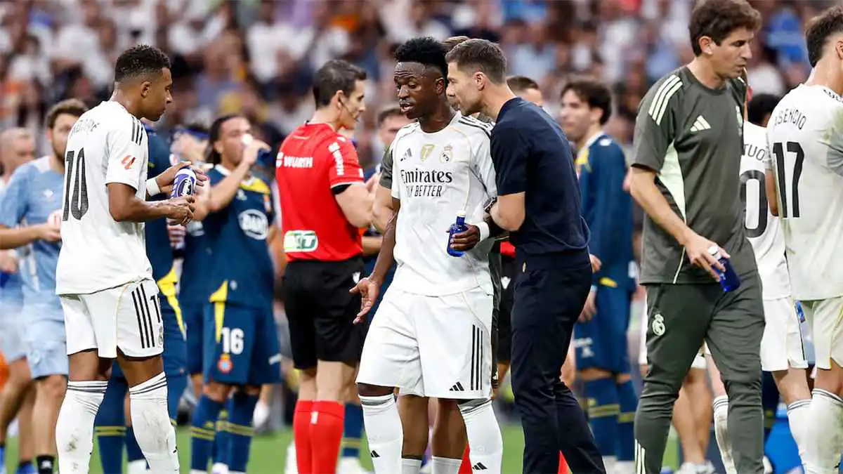 أزعجهم بالفيديوهات.. هل انقلب لاعبو ريال مدريد على تشابي ألونسو؟