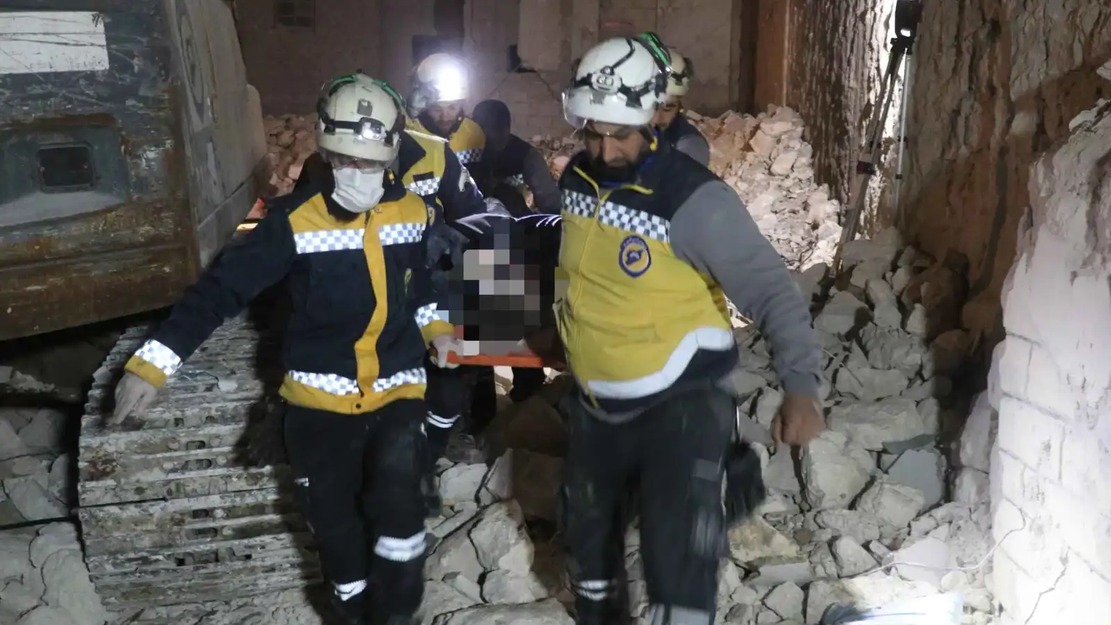 انتشال 4 جثث إثر انهيار مبنى سكني في حلب (فيديو)