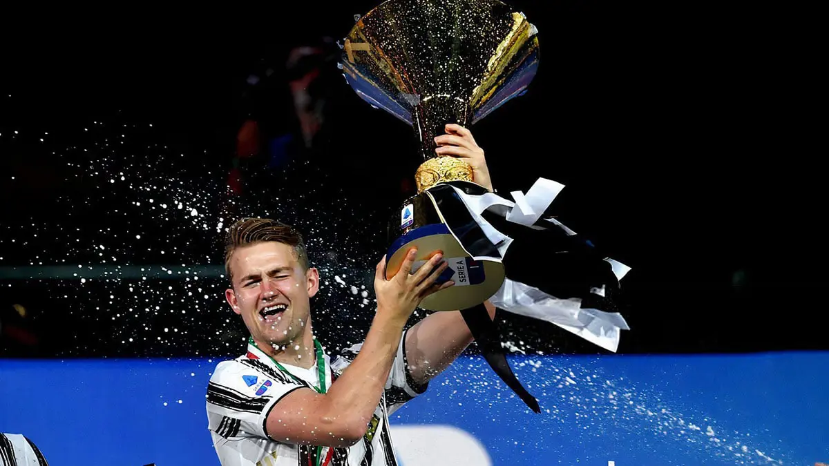 صحيفة تكشف مدة غياب دي ليخت عن يوفنتوس بعد خضوعه لجراحة