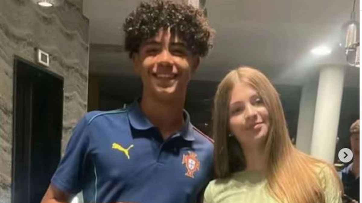 يبدو سعيدا معها.. صورة كريستيانو جونيور مع "فتاة" تكتسح الإنترنت (شاهد)