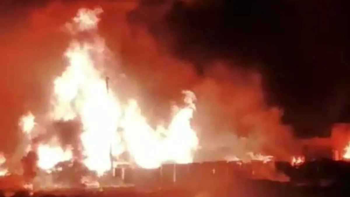 انفجارات تهز شيراز.. حريق هائل يلتهم ورشة لتعبئة الغاز جنوبي إيران (فيديو)