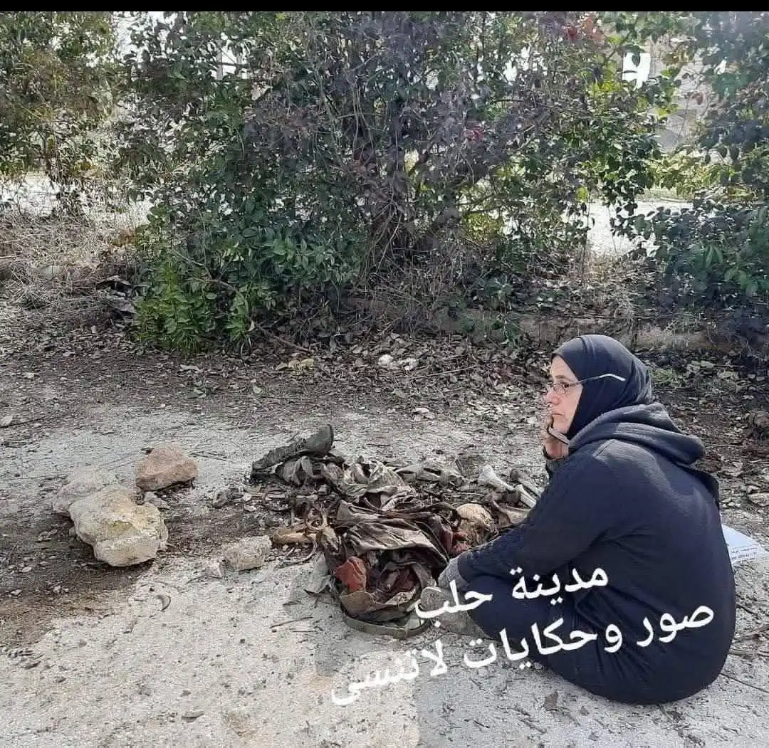 الأم أمام رفات ابنها