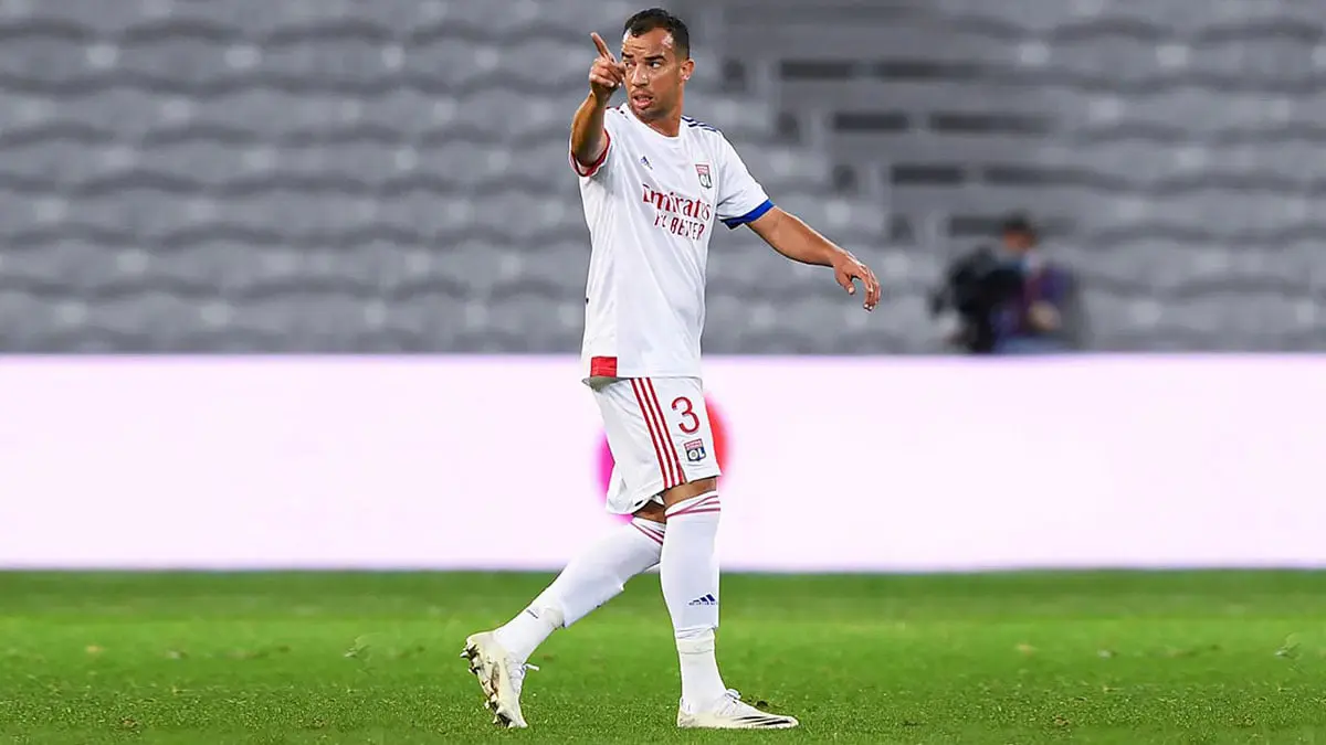 بعد تصريحات البلطان.. هل يوجد ما يمنع انضمام جمال بلعمري للأهلي السعودي؟