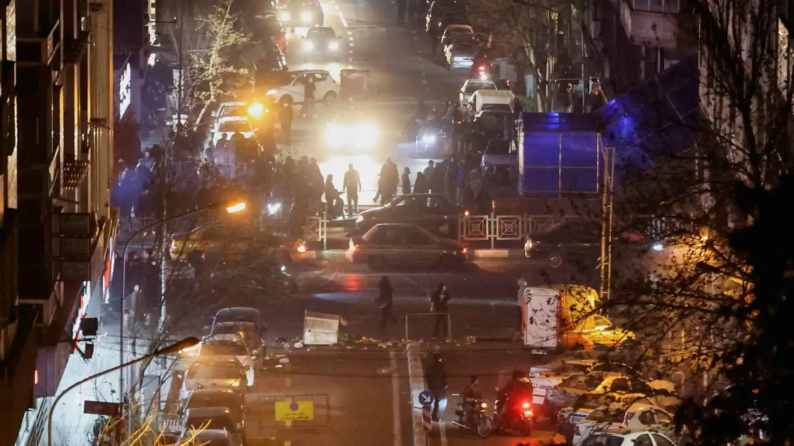 اليوم التالي لسقوط النظام.. ثورة الشعب الإيراني تتحول إلى "فوضى شاملة"