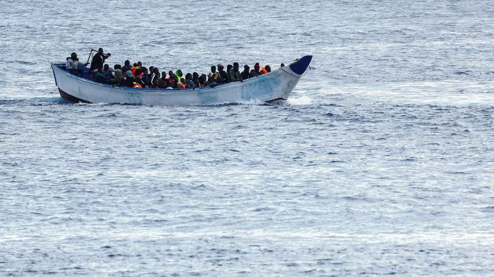 اليونان تنقذ مئات المهاجرين قبالة جزيرتي جافدوس وكريت