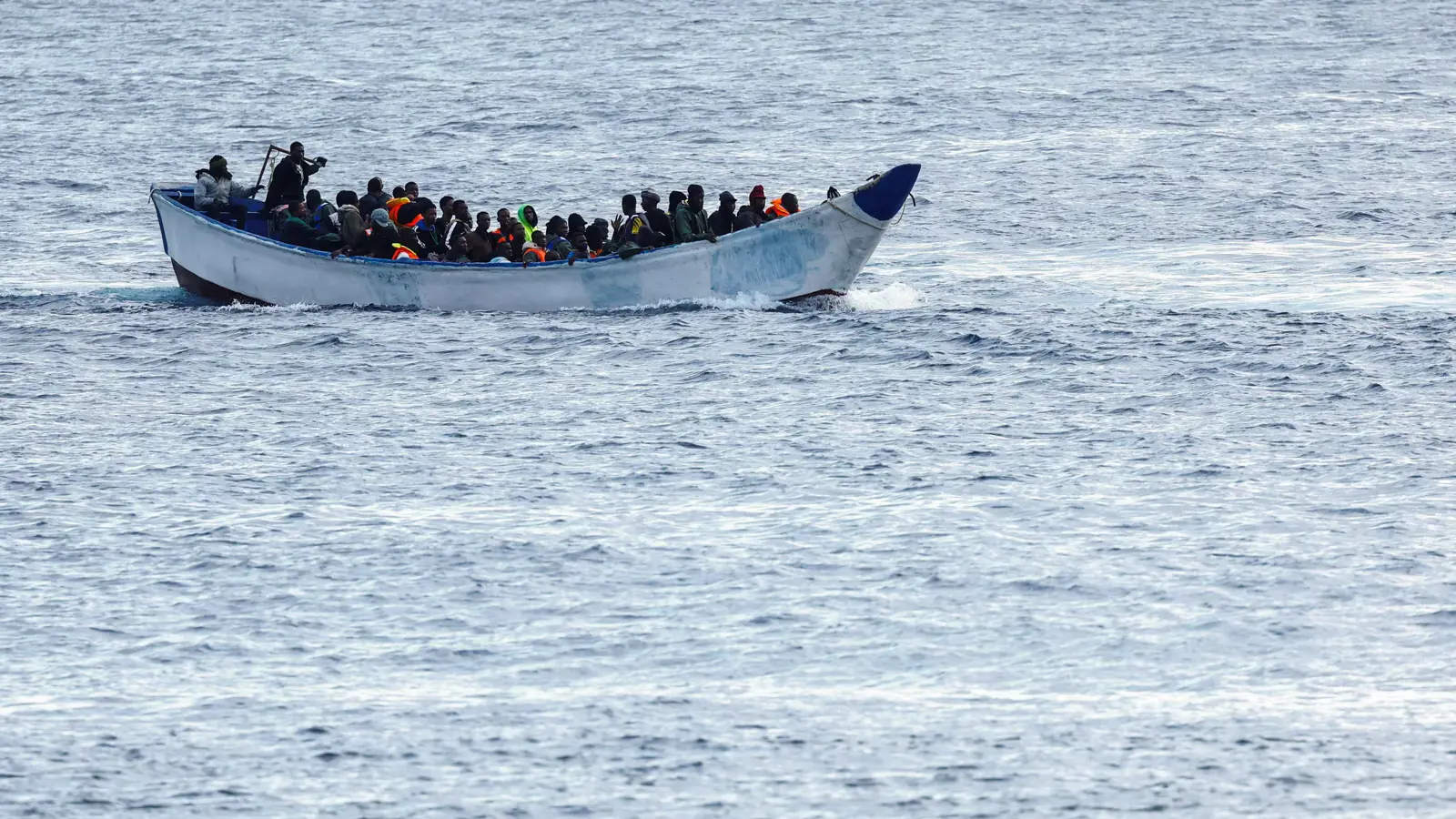 اليونان تنقذ مئات المهاجرين قبالة جزيرتي جافدوس وكريت