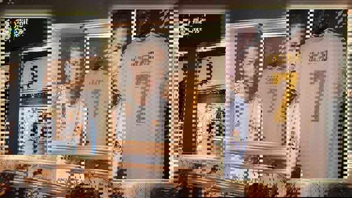 شاهد.. قميص إدين هازارد في متجر ريال مدريد الرسمي (صور)