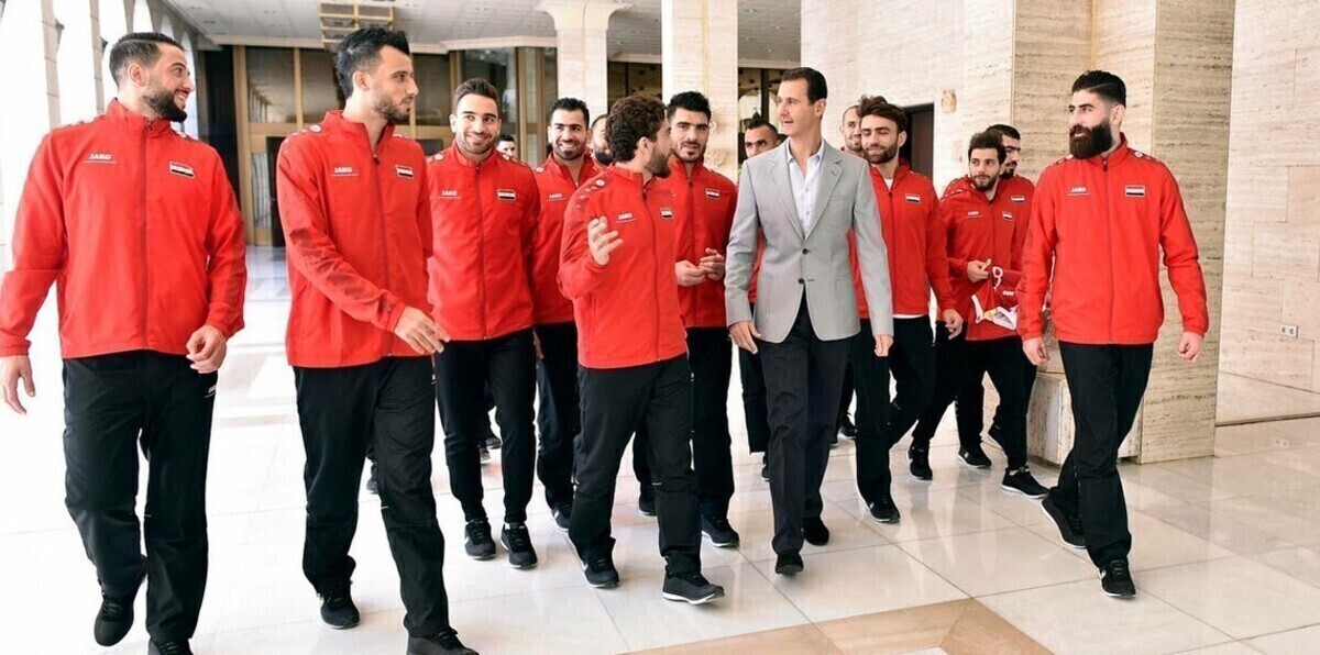 شاهد: بشار الأسد يوقع على قميص عمر السومة (صورة)