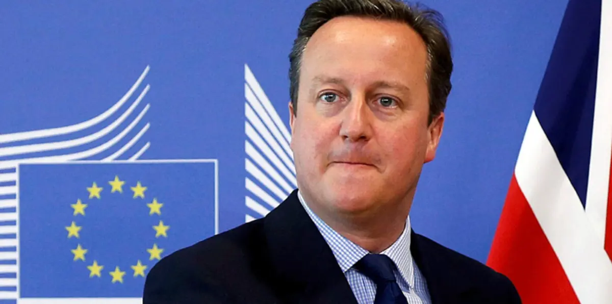 كاميرون في حفل خاص مع فتيات رغم الخروج من الاتحاد الأوروبي (صور)