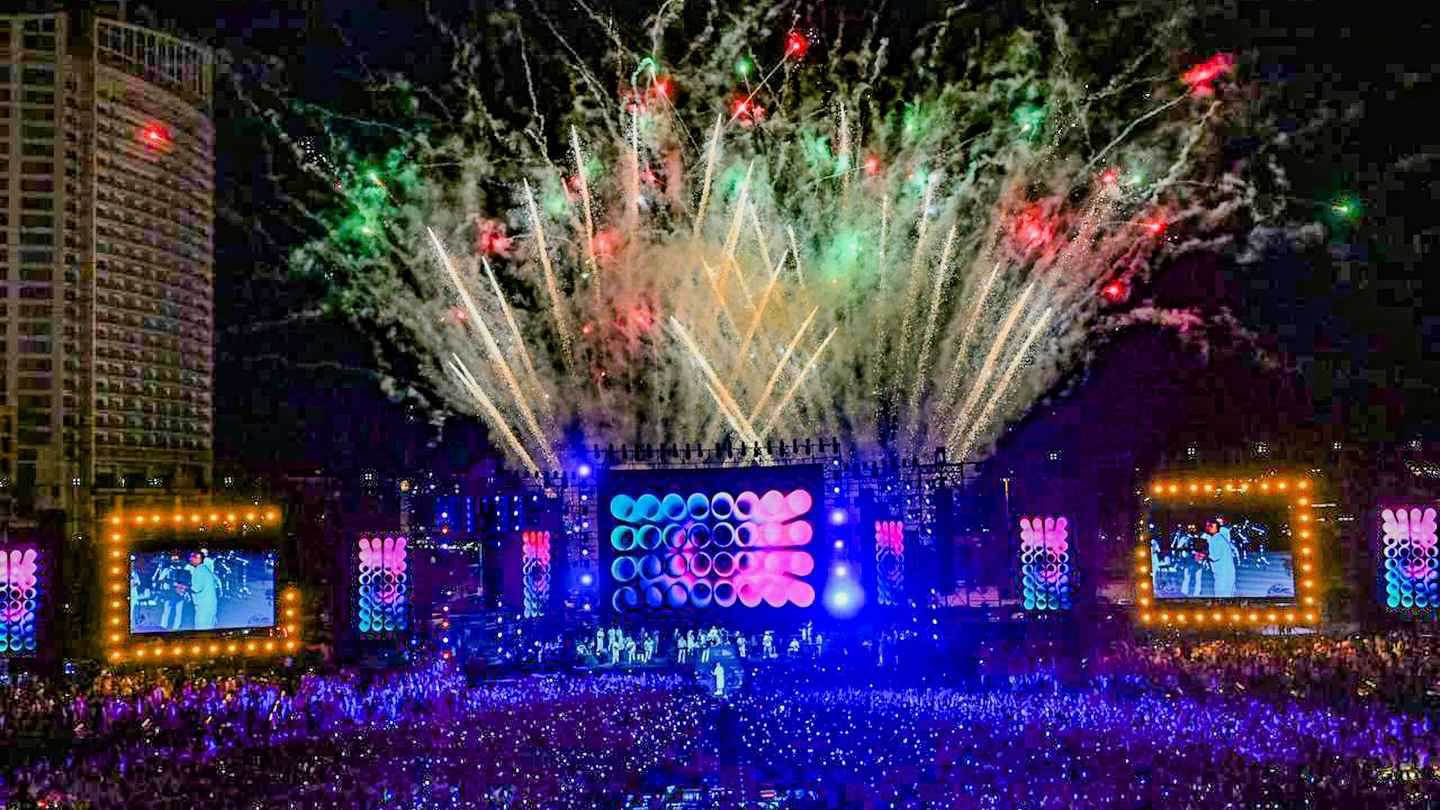 استضافه رئيس الحكومة.. عمرو دياب يشعل "أضخم مسرح" في لبنان (فيديو)