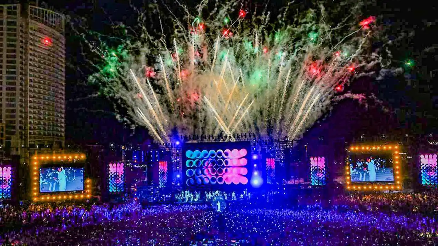 استضافه رئيس الحكومة.. عمرو دياب يشعل "أضخم مسرح" في لبنان (فيديو)