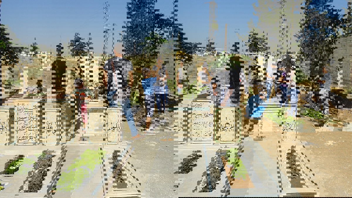 بسبب الفقر.. سوريون يكتفون بزيارة المقابر في العيد