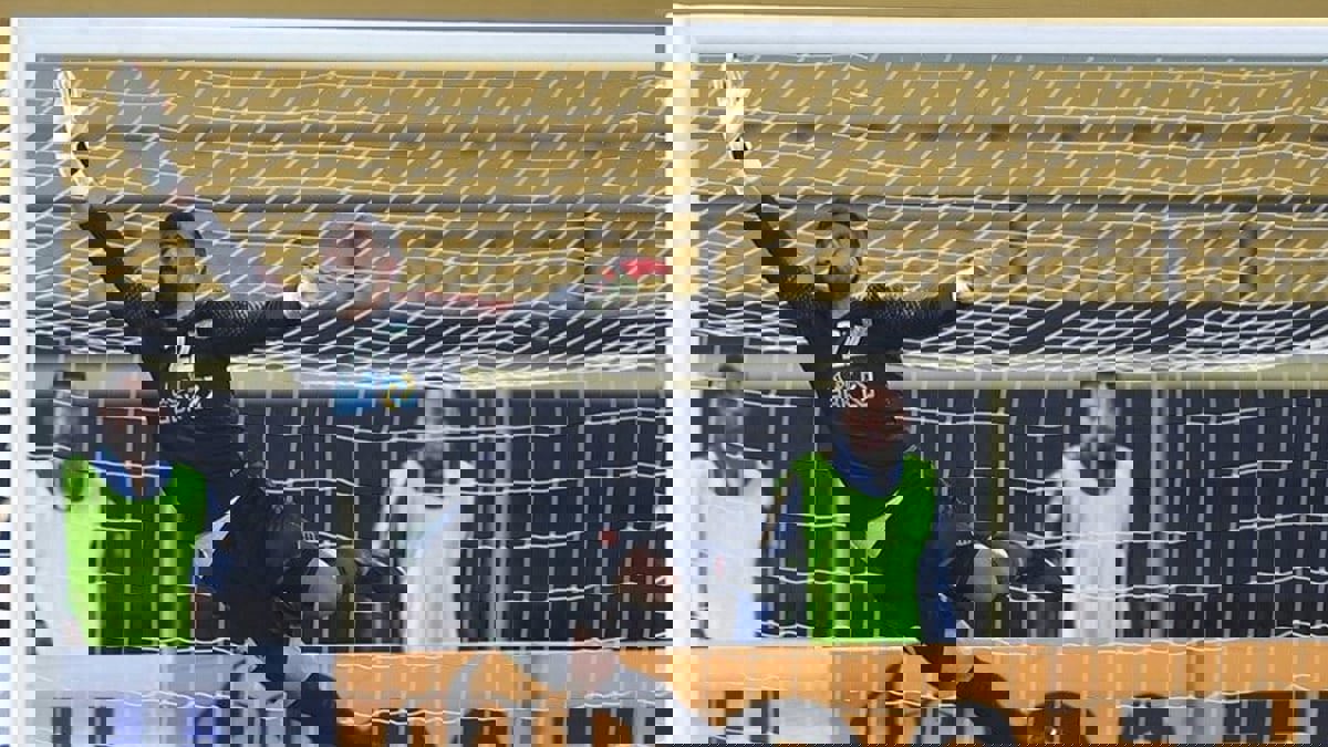 حارس العربي الكويتي يعتذر للشعب العُماني ولاعبي السيب "باستثناء المحترفين"