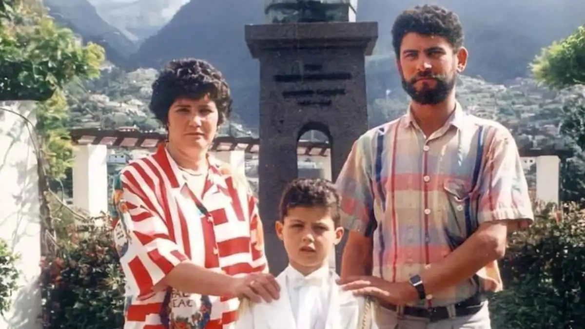 يشبهه تماما.. 8 صورة نادرة لكريستيانو رونالدو ووالده الراحل (شاهد)