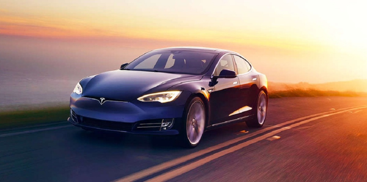 سيارات "تسلا" تقترب من قيادة نفسها ذاتيًا
