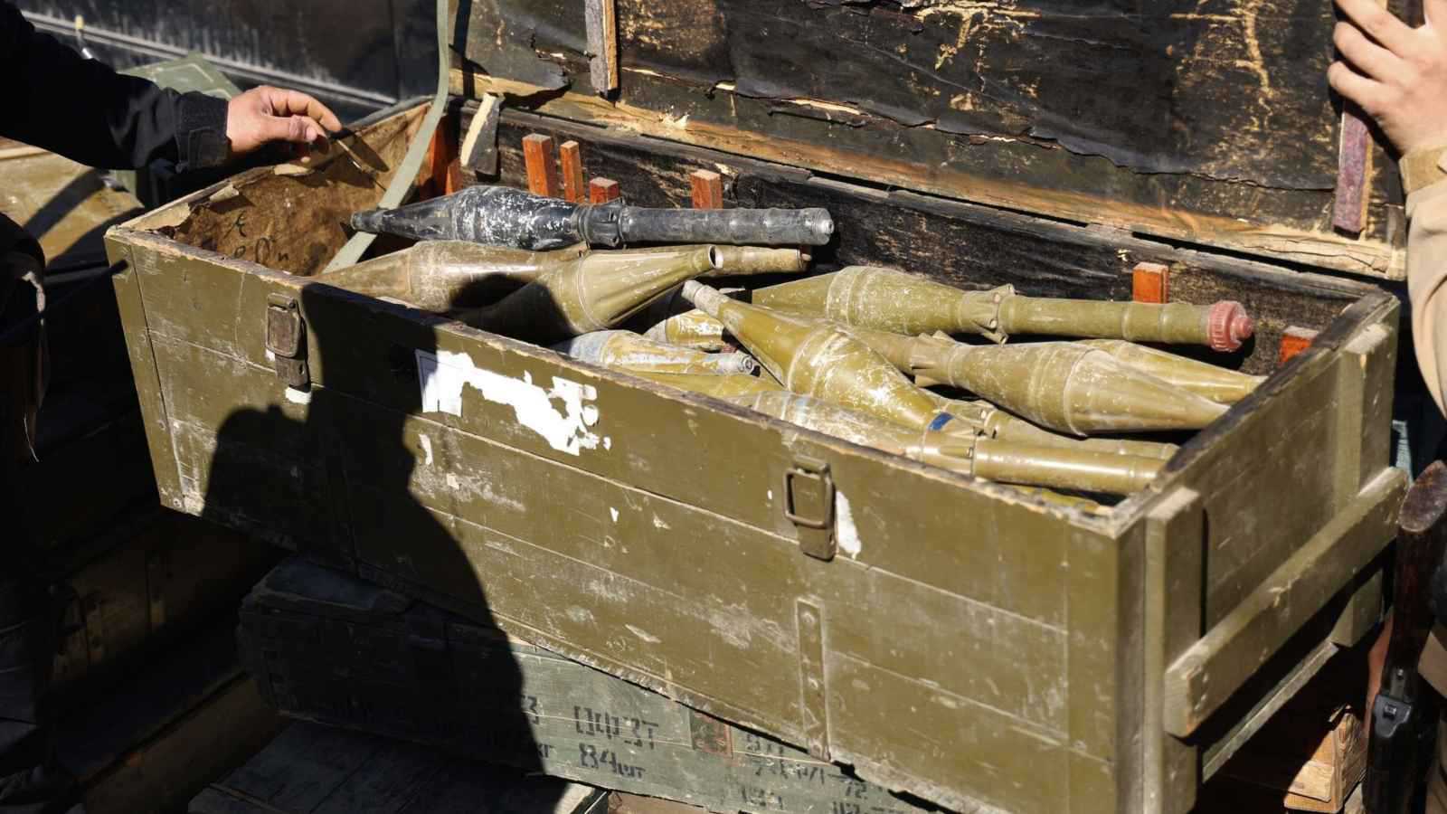 سوريا تضبط كميات ضخمة من الأسلحة كانت معدة للتهريب (صور)