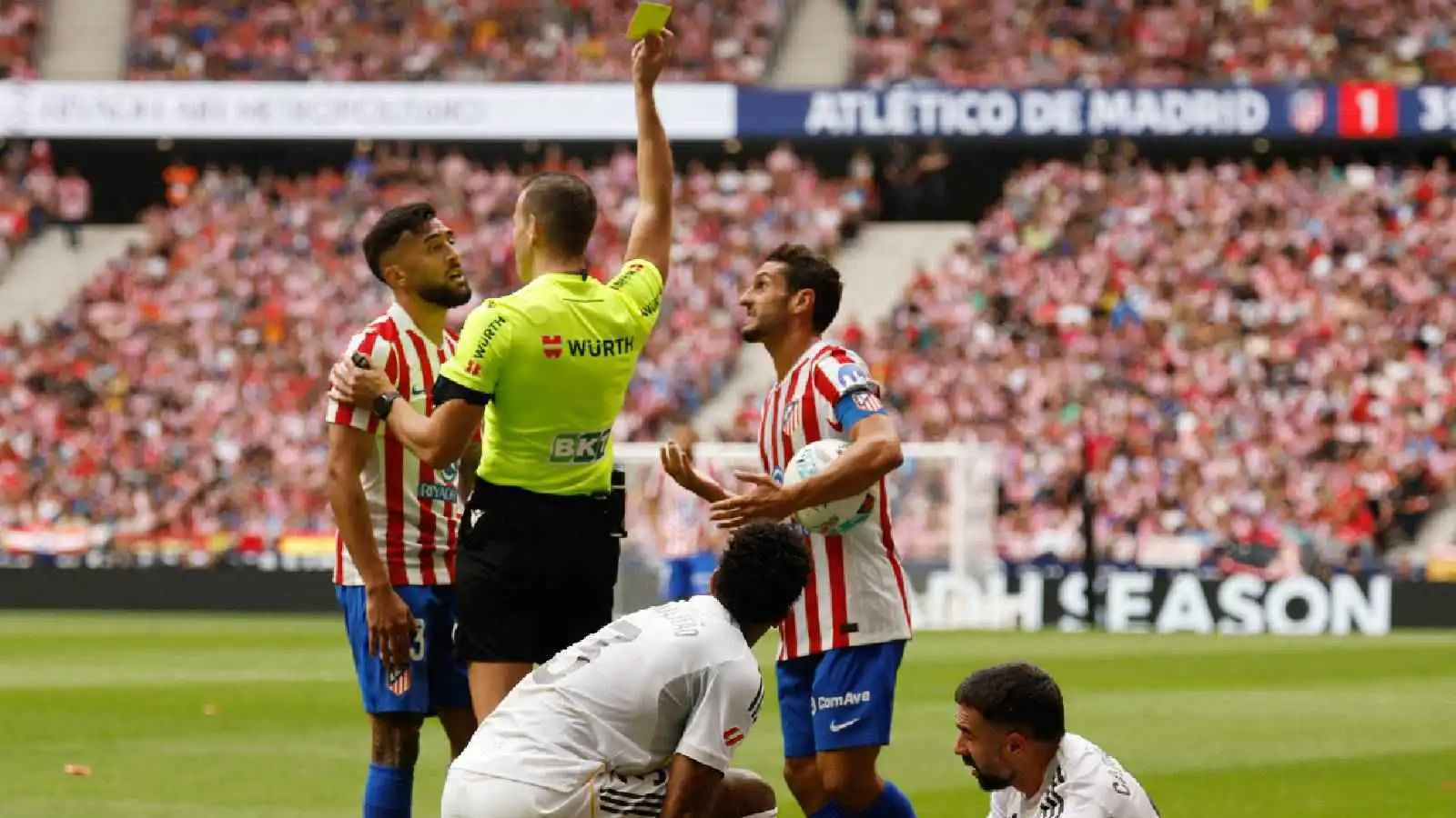 هدف غير قانوني.. تقييم كارثي لحكم مباراة ريال مدريد وأتلتيكو  (صور)