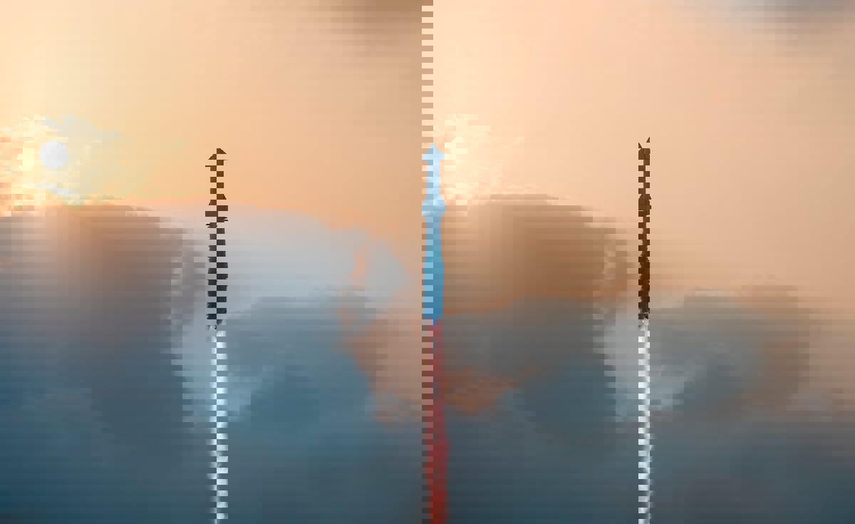 بعد رحلة تاريخية.. عودة مركبة إيلون ماسك الفضائية للأرض (فيديو)