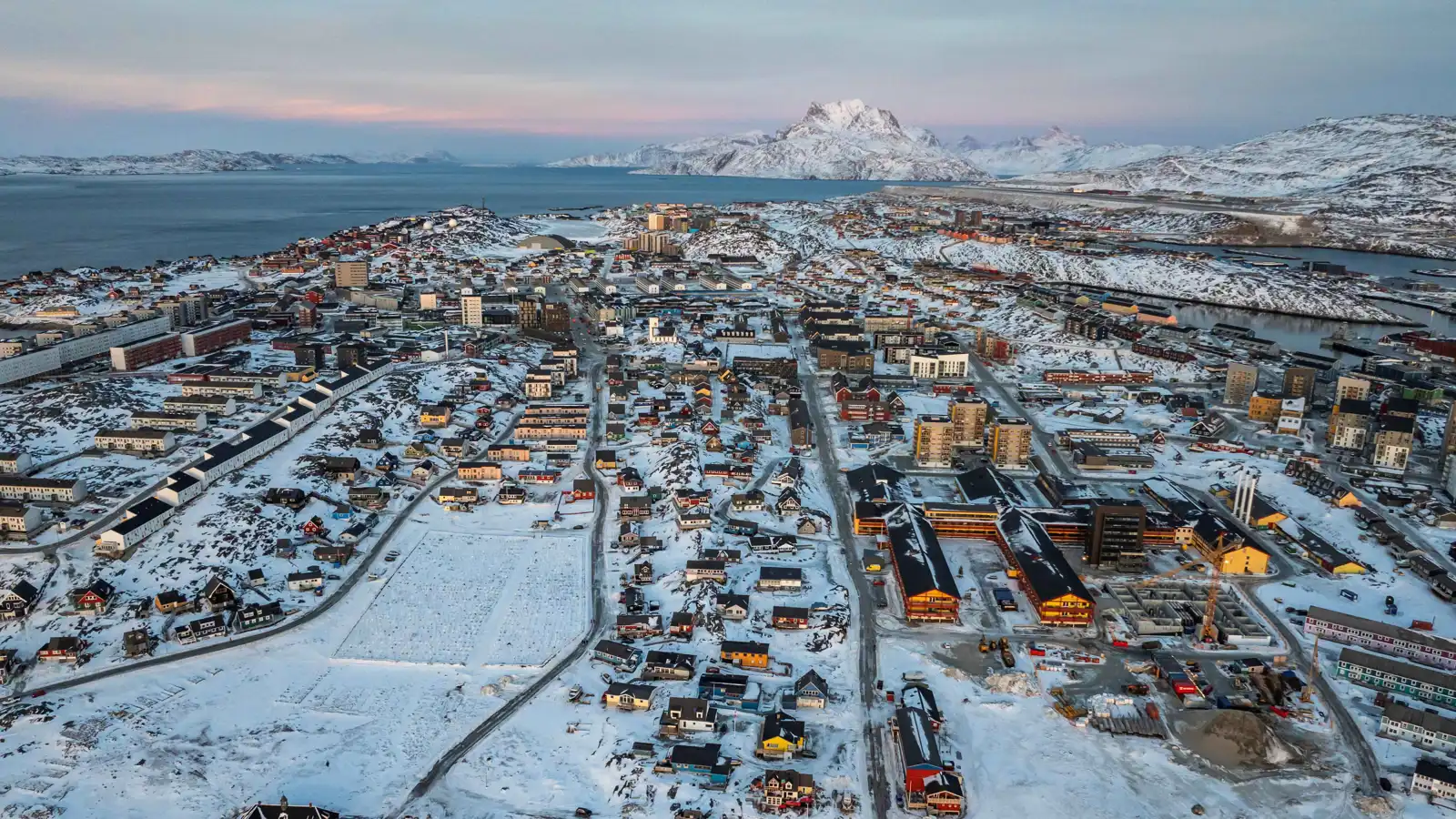 محادثات دبلوماسية بين أمريكا وغرينلاند والدنمارك لتخفيف التوتر