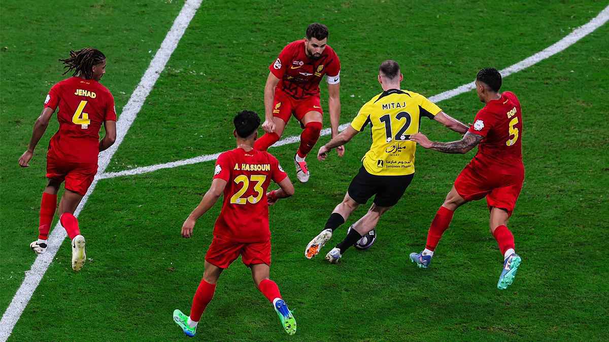 نجم منتخب مالي يفجر صراعا بين الاتحاد والقادسية