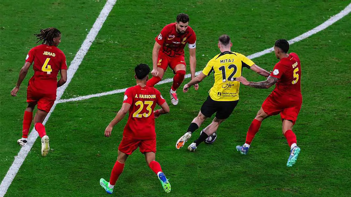 نجم منتخب مالي يفجر صراعا بين الاتحاد والقادسية