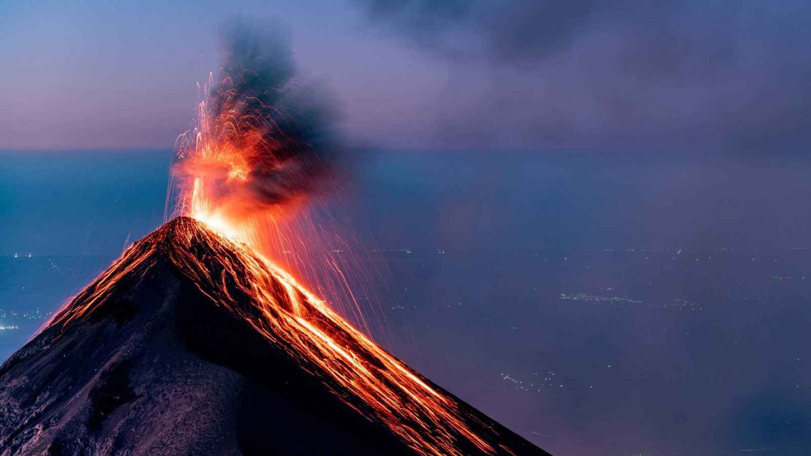 ثار لمدة 30 ساعة.. بركان فويجو في غواتيمالا يعود إلى السكون