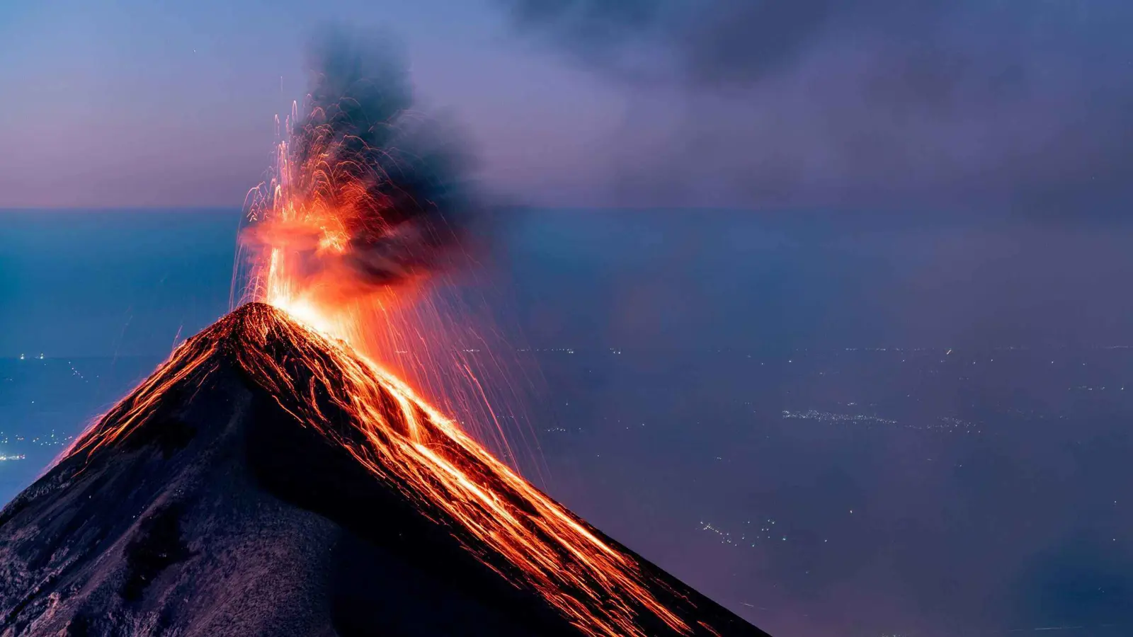 ثار لمدة 30 ساعة.. بركان فويجو في غواتيمالا يعود إلى السكون