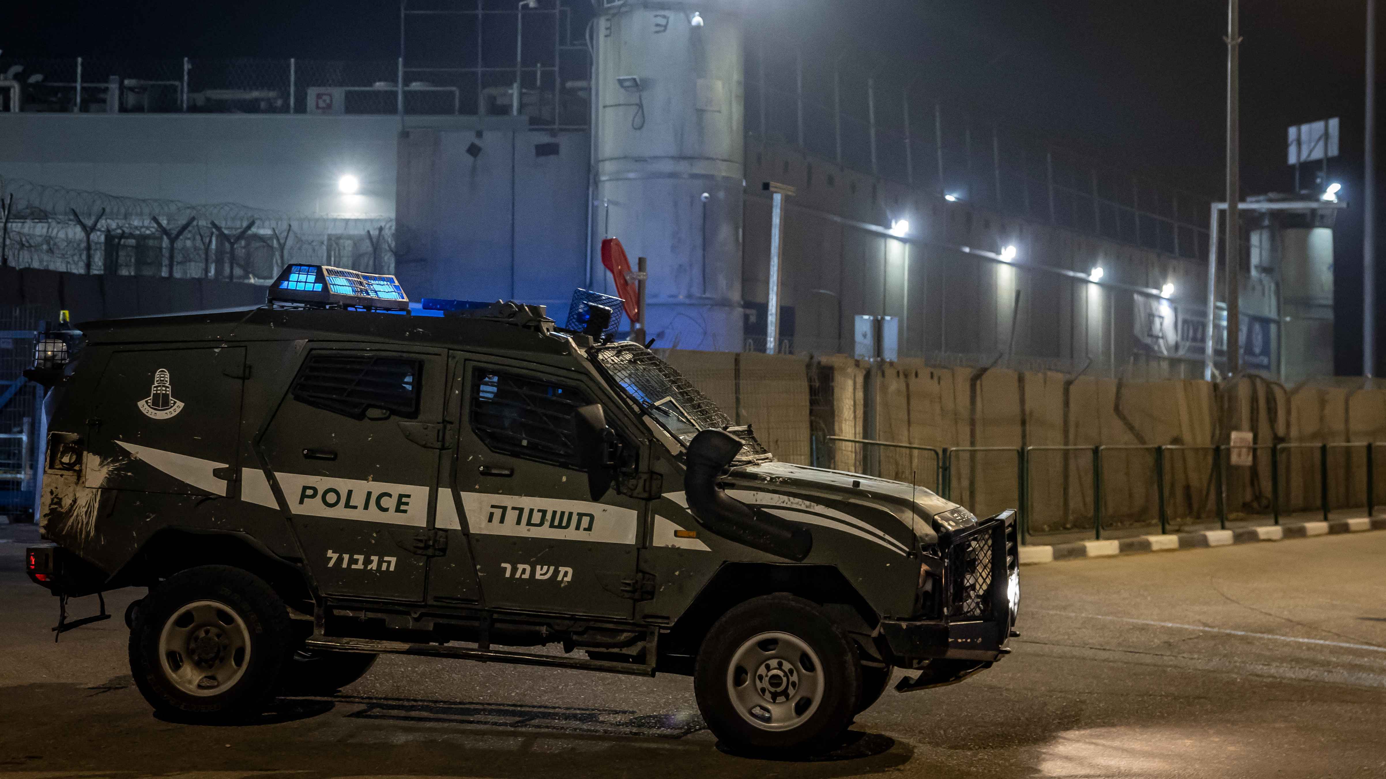 "نقص في أسيرة" يؤخر تسليم السجناء الفلسطينيين من "عوفر"