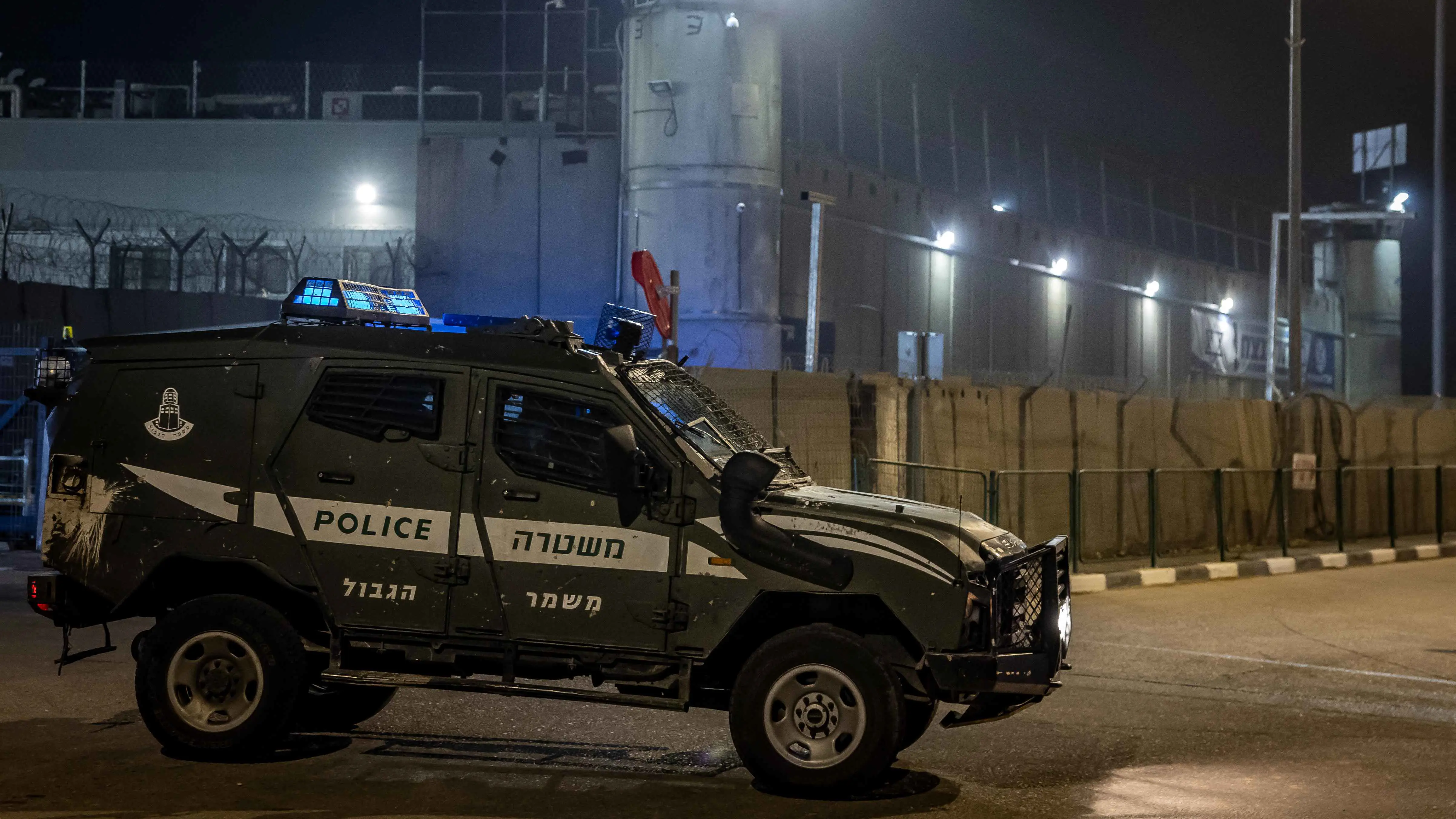 "نقص في أسيرة" يؤخر تسليم السجناء الفلسطينيين من "عوفر"