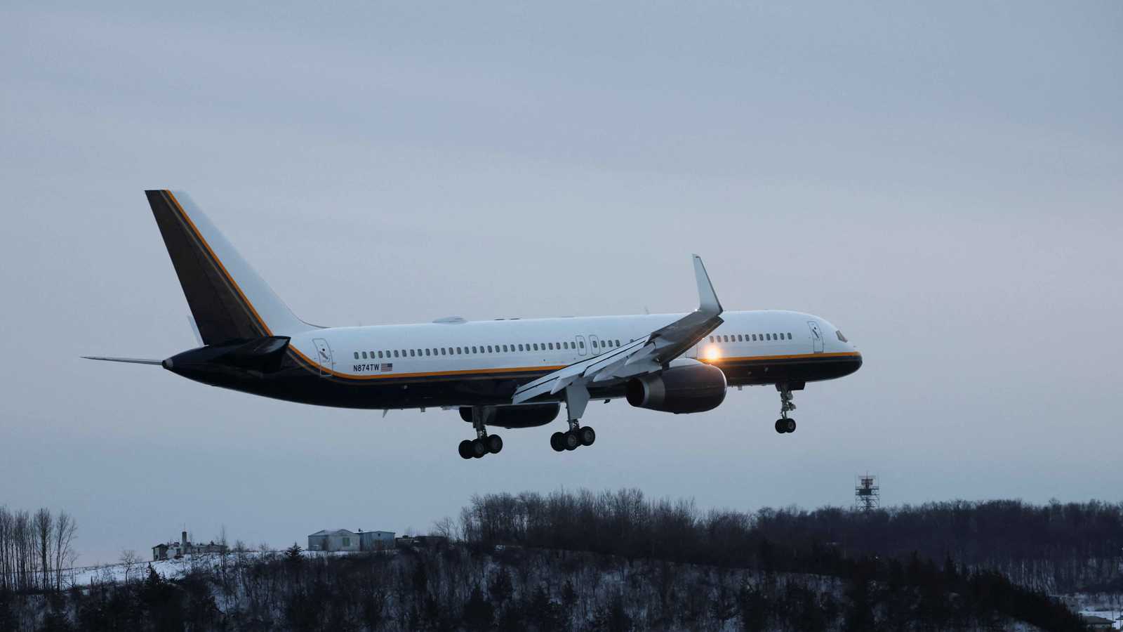 طائرة تقل مادورو وزوجته تصل قاعدة عسكرية أمريكية في نيويورك (فيديو)