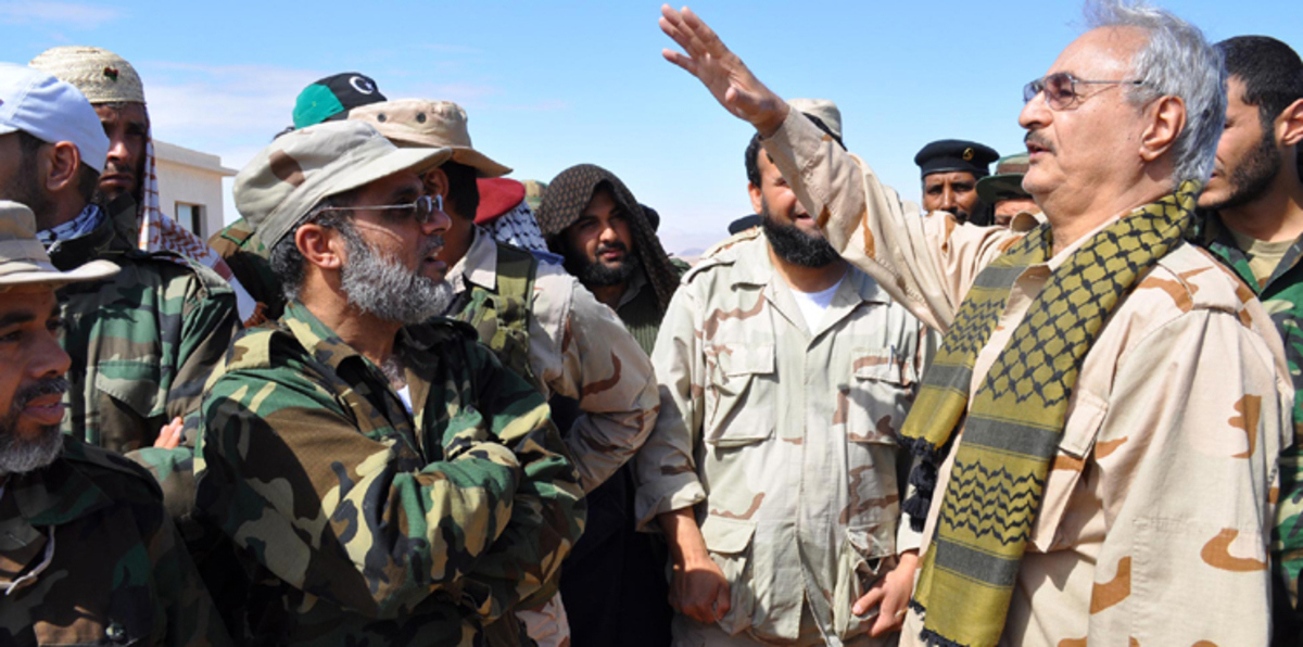 بالصور.. خليفة حفتر  يشرف على خطط معركة "الموانئ النفطية"