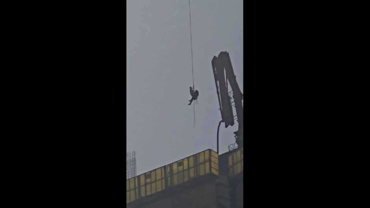 إنقاذ فتى علق على رافعة في القدس (فيديو)