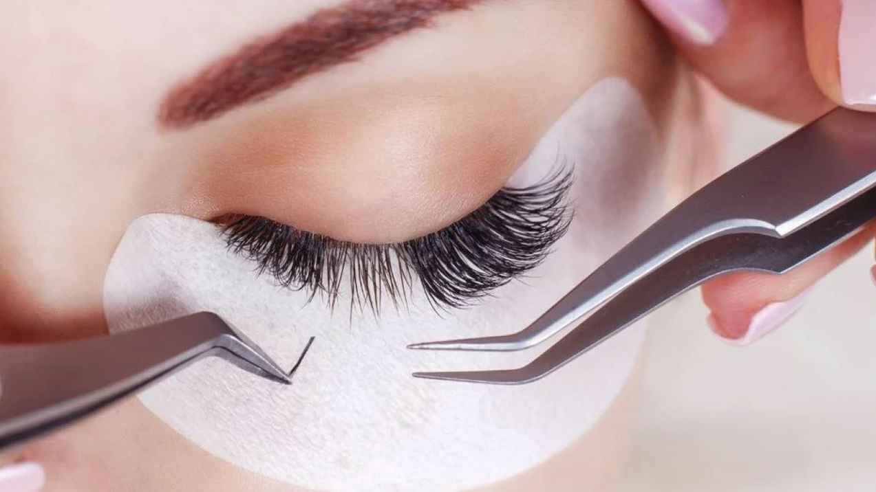 قد تسبب العمى.. احذروا الرموش "الاصطناعية"