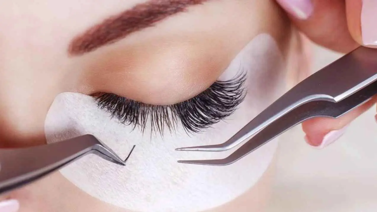 قد تسبب العمى.. احذروا الرموش "الاصطناعية"