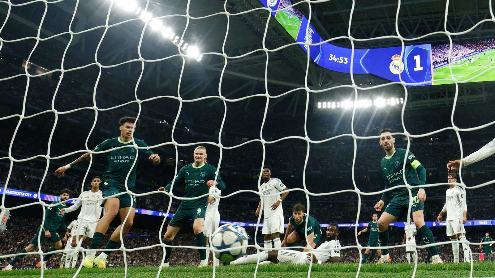 قرار كارثي ومؤثر.. "أرشيفو فار" يصدم حكام مباراة ريال مدريد ومانشستر سيتي (صور)