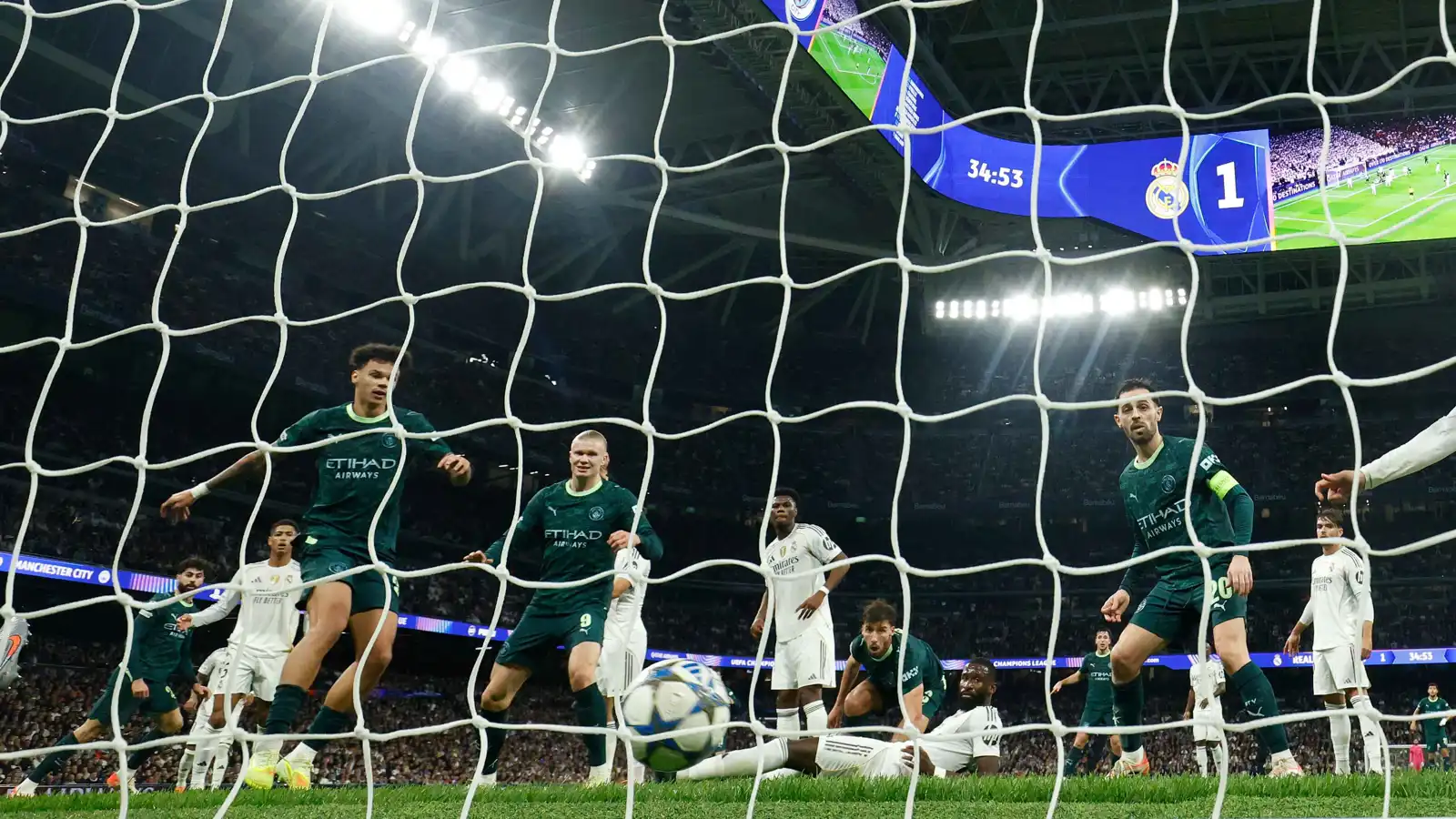 قرار كارثي ومؤثر.. "أرشيفو فار" يصدم حكام مباراة ريال مدريد ومانشستر سيتي (صور)