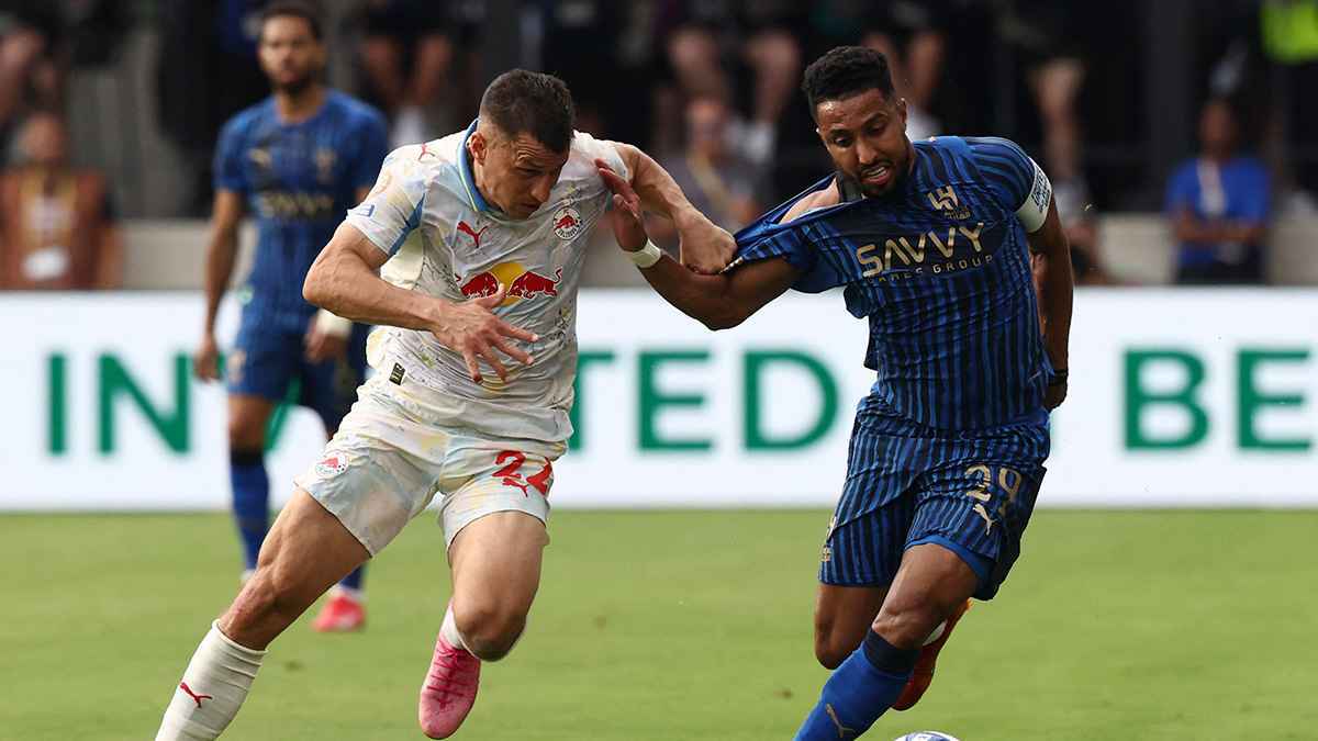 سالم الدوسري يشاهد تدريبات الهلال من الشرفة (فيديو)